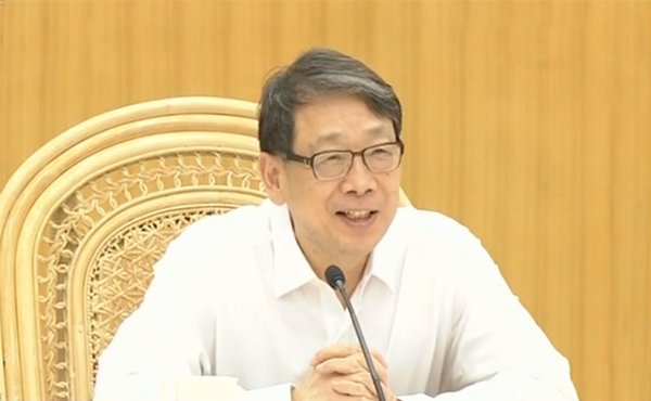 中共中央政治局委员、中组部部长陈希8月4日在北戴河看望慰问暑期休假专家，并召开座谈会，听取意见建议。